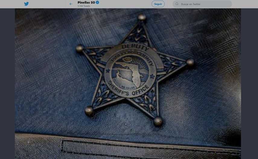 Foto de la insignia de un agente de la Oficina del Sheriff del condado Pinellas, en el oeste de Florida.