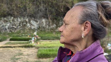 Carmen Nava permanece de pie en el cementerio donde yacen los restos de su hijo, el preso político Victor Quero Navas, en Caracas, el 7 de mayo de 2026.