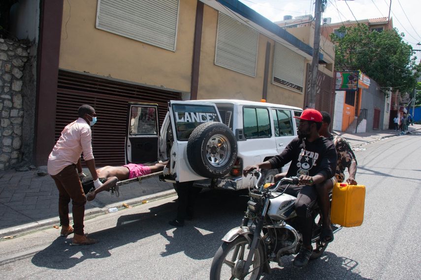 El cura católico Jean-Nicaisse Milien se prepara para oficiar una misa en su iglesia de Puerto Príncipe el 7 de noviembre del 2021. Milien estuvo 20 días secuestrado por la misma banda que tiene en cautiverio a 17 misioneros y su chofer en Haití.&nbsp;