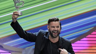 El cantante portorriqueño Ricky Martin recibe el galardón al mejor artista latino durante la gala de entrega de los premios 40 Principales 2013, esta noche en el Palacio de los Deportes de la Comunidad de Madrid. EFE/ Zipi