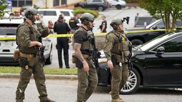 Las autoridades vigilan el exterior del centro comercial Columbiana Centre en Columbia, Carolina del Sur, tras un tiroteo, el sábado 16 de abril de 2022.&nbsp;