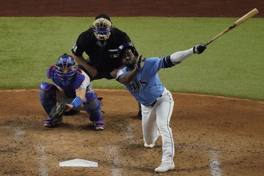 Randy Arozarena de los Tampa Bay Rays observa un sencillo impulsor contra los Dodgers de Los Ángeles durante la tercera entrada en el Juego 5 de la Serie Mundial de béisbol el domingo 25 de octubre de 2020 en Arlington, Texas