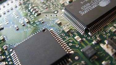 Circuito con semiconductores en un dispositivo electrónico.