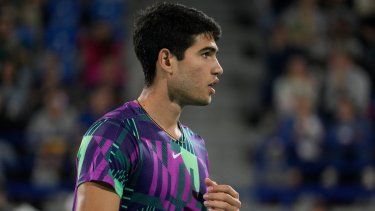 En foto del 17 de diciembre del 2022, el español Carlos Alcaraz reacciona en el encuentro ante el ruso Andrey Rublev en las semifinales del Mubadala World Tennis Championship, en Abu Dhabi.