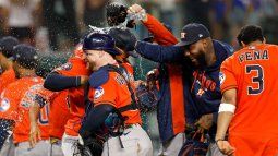 Jugadores de los Astros de Houston celebran luego de concretar la victoria y el no-hitter combinado ante los Rangers de Texas, el 25 de mayo de 2026. Jugadores de los Astros de Houston celebran luego de concretar la victoria y el no-hitter combinado ante los Rangers de Texas, el 25 de mayo de 2026.