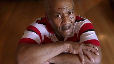 Michael Williams posa para un retrato en su casa de South Side Chicago el martes 27 de julio de 2021. Williams estuvo tras las rejas durante casi un año antes de que un juez desestimara el caso de asesinato en su contra en julio a pedido de los fiscales, quienes dijeron que no tenían pruebas suficientes. 