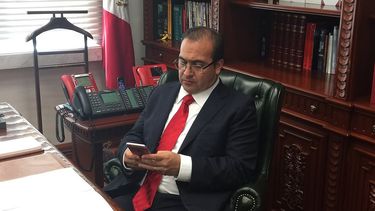 Fotografía del 12 de octubre de 2016 del exgobernador de&nbsp;Veracruz, Javier Duarte, en su despacho un día antes de dimitir