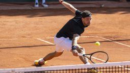 Grigor Dimitrov de Bulgaria regresa una bola del estadounidense Taylor Fritz en la semifinal del Abierto de Ginebra, el viernes 26 de mayo del 2023.