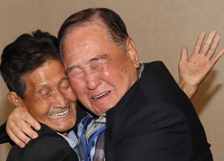 El surcoreano Ham Seong-chan (der), de 93 años, abraza a su hermano pequeño Ham dong-chan, de 79 años, durante los reencuentros intercoreanos de familiares en el complejo de Mount Kumgang en Corea del Norte este 20 de agosto de 2018.