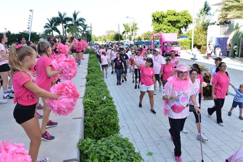 Cientos de personas acompañaron y alentaron a las sobrevivientes de cáncer de mama en Miami. (ÁLVARO MATA)