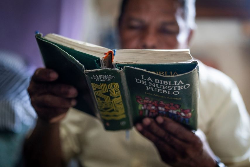 El exiliado nicaragüense Francisco Alvicio, diácono de la Iglesia morava de Nicaragua, lee la Biblia en una habitación alquilada en San José, Costa Rica, el domingo 22 de septiembre de 2024.