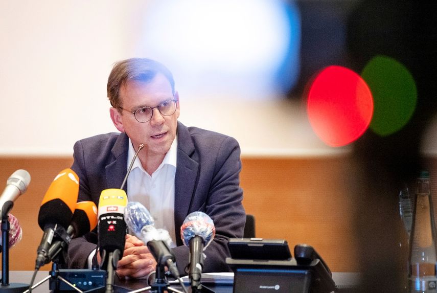 Thomas Kuhlbusch, jefe del equipo de manejo de crisis del distrito de Guetersloh, asiste a una conferencia de prensa en Rheda-Wiedenbrueck, Alemania, mi&eacute;rcoles 17 de junio de 2020. De han registrado m&aacute;s de 400 casos de COVID-19 en una planta empacadora de carnes en el oeste de Alemania.&nbsp;