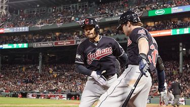 Coco Crisp (izquierda) celebra junto con su compañero&nbsp;Tyler Naquin luego de conectar un cuadrangular en la quinta entrada