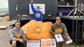 De izq a der: Emmett Andrusz, Steve Andrusz y Scott Andrusz con la calabaza gigante en Clarence, Nueva York, el 1 de octubre del 2022.