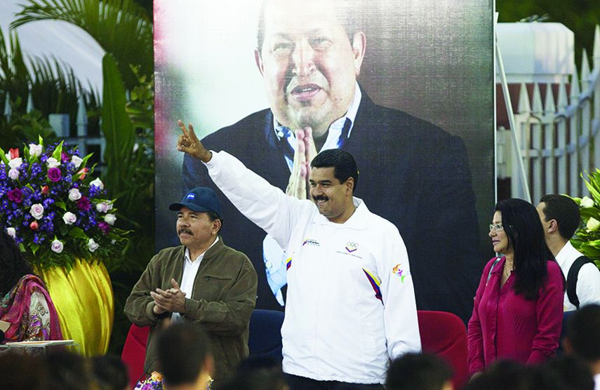 El presidente de Venezuela, Nicolás Maduro, saluda junto al presidente de Nicaragua, Daniel Ortega durante un acto político en Managua. (EFE)