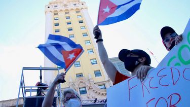 Cubanos en el exilio participan en manifestación a favor de la libertad en Cuba, este sábado en el downtown de Miami.&nbsp;