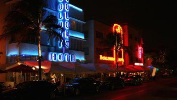 Vista parcial de Ocean Drive, en Miami Beach, de noche.