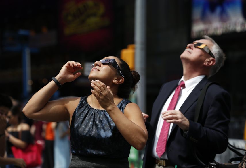 Miles se concentraron en Time Square, en la ciudad de Nueva York, para disfrutar del fenómeno astronómico.