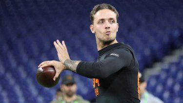 Carson Beck de los Miami Hurricanes (FL) lanza un pase durante el NFL Scouting Combine 2026 en el Lucas Oil Stadium el 28 de febrero de 2026 en Indianápolis, Indiana.&nbsp;