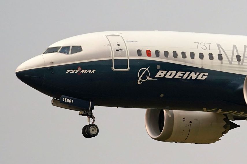 Un avión Boeing 737 MAX a punto de aterrizar.