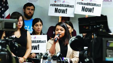 Jóvenes inmigrantes y sus familiares protestan en California.