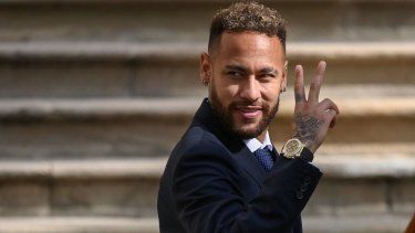 El delantero brasileño del París Saint-Germain, Neymar, hace un gesto cuando se va después de asistir a una audiencia en el juzgado de Barcelona el 18 de octubre de 2022.