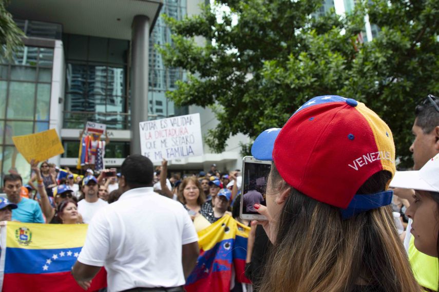Una venezolana toma fotos de la protesta.