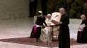 Un niño con discapaidad acapara la atención del Papa durante la audiencia general en el Vaticano. Un niño con discapaidad acapara la atención del Papa durante la audiencia general en el Vaticano.