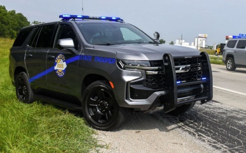 Patrullas de la Policía Estatal de Kentucky en la escena donde ocurrió el crimen.