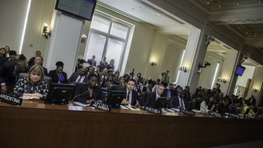 La canciller argentina Susana Malcorra (izq.) y el representante de Maduro en la OEA, Samuel Moncada (cen.), en la sesión del 26ABR17.&nbsp;