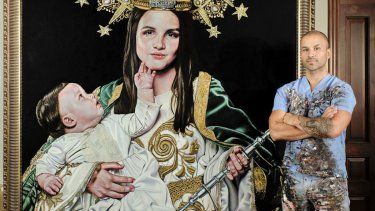 Christian Escobar posa junto a la obra Virgen del Remedio.&nbsp;