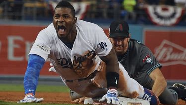 Puig comenzó bien la postemporada al conectar un doble y un triple ante la novena desértica.