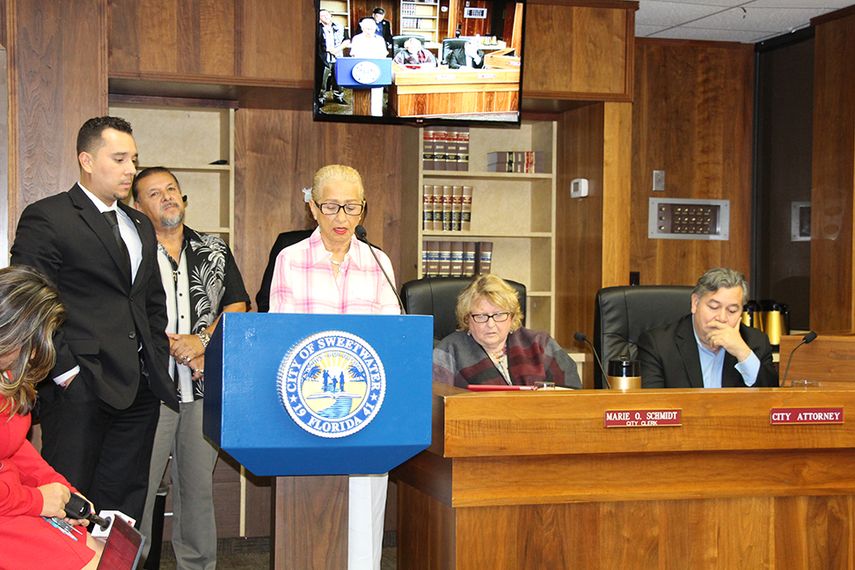 Consuelo Espinoza solicita a la Comisión apoyo para realizar la festividad de la Gritería en la avenida principal de Sweetwater. (J.FLORES)