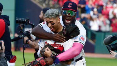 Jhonkensy Noel de los Guardianes de Cleveland celebra con Brayan Rocchio tras vencer a los Tigres de Detroit en el quinto encuentro de la Serie Divisional de la Liga Americana, el sábado 12 de octubre del 2024.