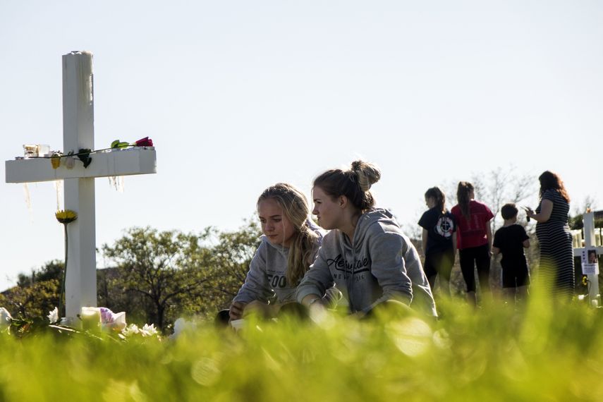 Amigos de las víctimas de las masacre le rinden homenaje en un campo deportivo cercano a la escuela.&nbsp;