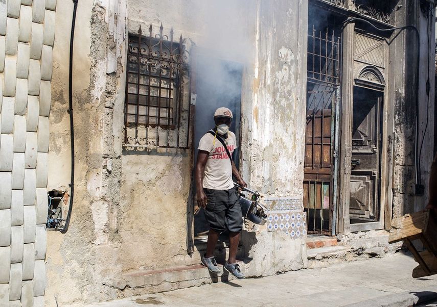 Cuba despliega equipos de fumigadores para combatir el incremento de mosquitos transmisores de enfermedades como el zika y el dengue.