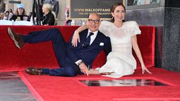 La actriz estadounidense-británica Emily Blunt y el actor estadounidense Stanley Tucci posan para las fotos junto a sus estrellas contiguas durante la ceremonia de entrega de sus estrellas en el Paseo de la Fama en Hollywood, California, el 30 de abril de 2026.