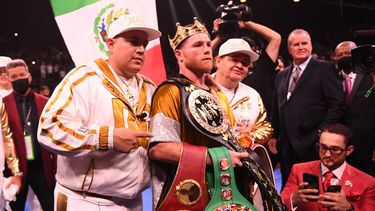 El mexicano Saúl Canelo Álvarez posa con los cinturones ganados en su historia