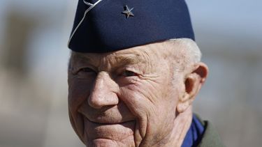 En esta imagen de archivo del domingo 14 de octubre de 2012, el general de brigada retirado Charles Yeager habla con los medios tras una recreación del vuelo en el que rompió la barrera del sonido 65 años antes, en la Base Aérea de Nellis.Yeager, el primer piloto que rompió la barrera del sonido, murió el lunes 7 de diciembre de 2020. Tenía 97 años.&nbsp;