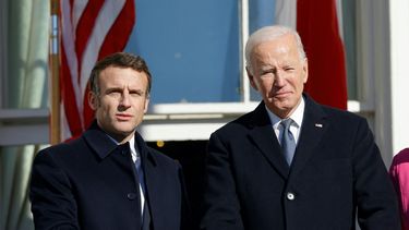 El presidente Joe Biden junto a su homólogo francés, Emmanuel Macron, duante la ceremonia de recibimiento en la Casa Blanca.