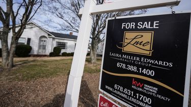 Un letrero anuncia la venta de una vivienda en Kennesaw, Georgia.