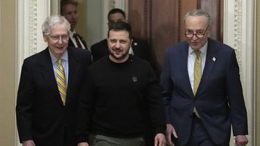 El presidente de Ucrania Vladimir Zelenski junto a los líderes republicano y demócrata del Senado en Washington.