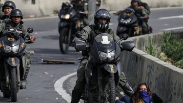 La imagen de la joven Paula Colmenares golpeada y detenida por un contingente de la Guardia Nacional Bolivariana dio la vuelta al mundo.