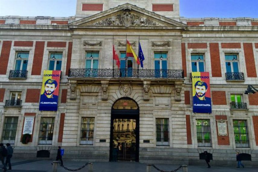 El cartel fue colocado en la fachada principal del edificio, ubicado en la Puerta del Sol, centro neurálgico de la capital (TWITTER/@Madridiario)