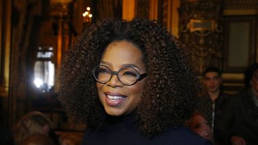 En esta fotograf&iacute;a de archivo del 4 de marzo de 2019 muestra a Oprah Winfrey en la presentaci&oacute;n de la colecci&oacute;n de confecci&oacute;n de Stella McCartney oto&ntilde;o invierno 2019-2020 en Par&iacute;s. Winfrey donar&aacute; 13 millones para apoyar las becas al College Morehouse de Atlanta, una instituci&oacute;n hist&oacute;ricamente negra.&nbsp;