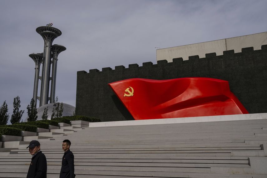 Visitantes pasan frente a una bandera del Partido Comunista Chino en el museo del partido en Beijing, China, el 19 de octubre de 2023.&nbsp;