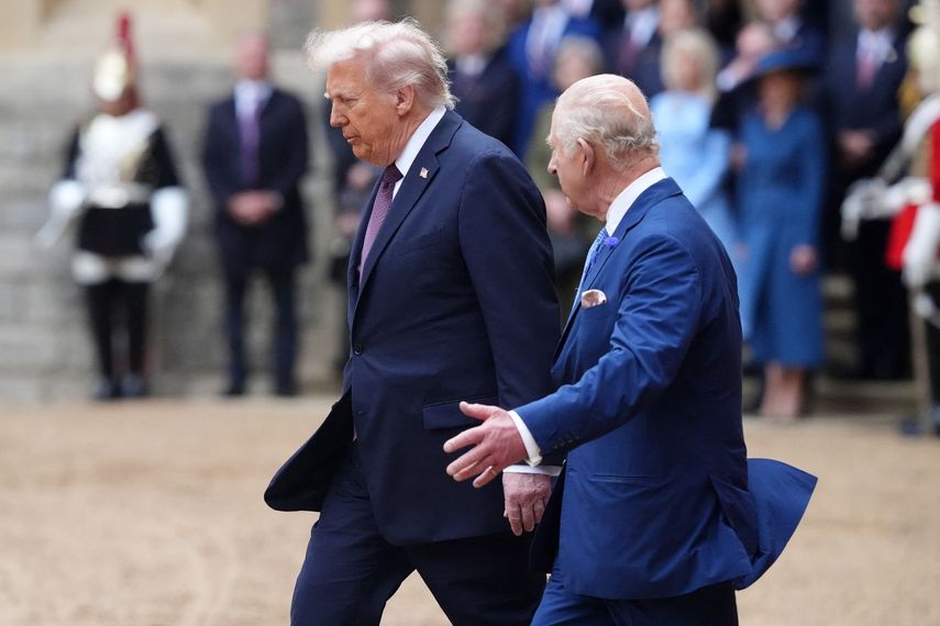 El presidente de Estados Unidos Dionald J. Trump junto al Rey Carlos III durante la ceremonia de recibimiento en el Palacio Real.