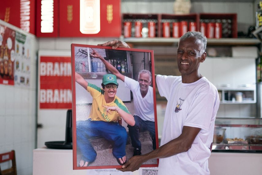 Ronaldo Teixeira, propietario del Bar do Lacador, muestra una foto suya con el cantante Bruno Mars en el bar de Belo Horizonte, Brasil, el 11 de diciembre de 2024.