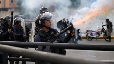 Un oficial de policía dispara gases lacrimógenos durante una protesta contra el régimen de Nicolás Maduro en Caracas el 29 de julio de 2024.&nbsp;