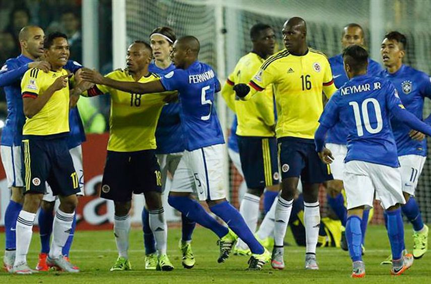 El partido terminó con los ánimos caldeados y fueron expulsados Neymar y Bacca. (EFE)